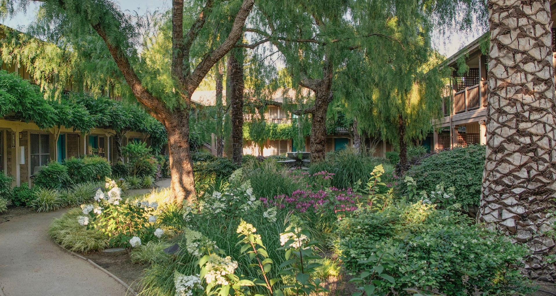 Front View of El Pueblo Inn Hotel, California